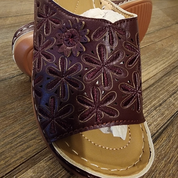 Size 7 Sandals - Never Worn - Picture 4 of 6